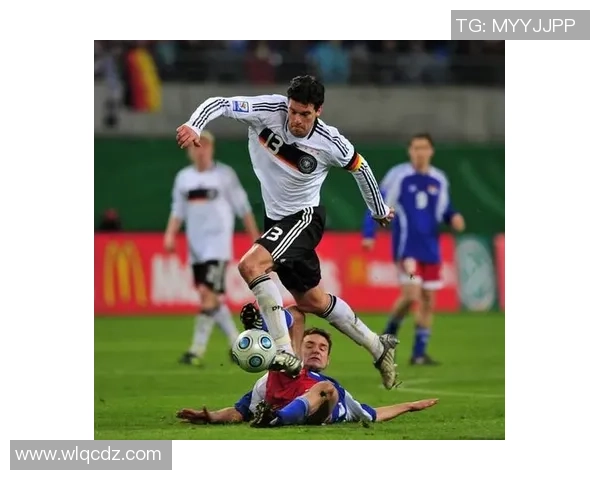 历代足球巨星风采回顾与精彩瞬间全景展示 历代足球巨星风采回顾与精彩瞬间全景展示