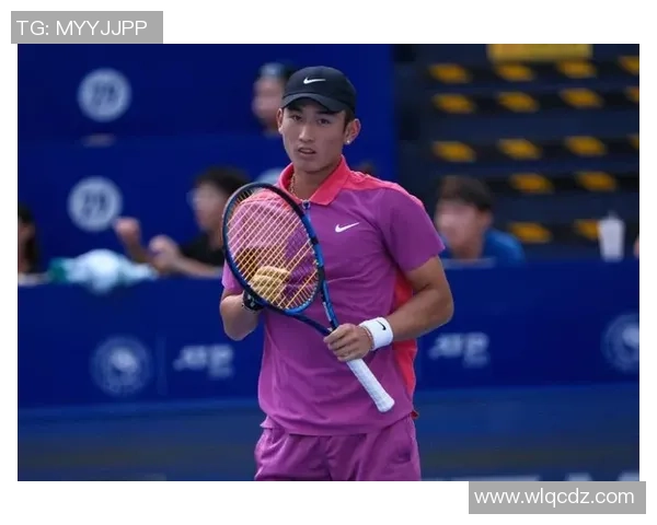 足球明星扎绷带的瞬间捕捉展现运动员拼搏精神与坚韧不拔的决心 足球明星扎绷带的瞬间捕捉展现运动员拼搏精神与坚韧不拔的决心