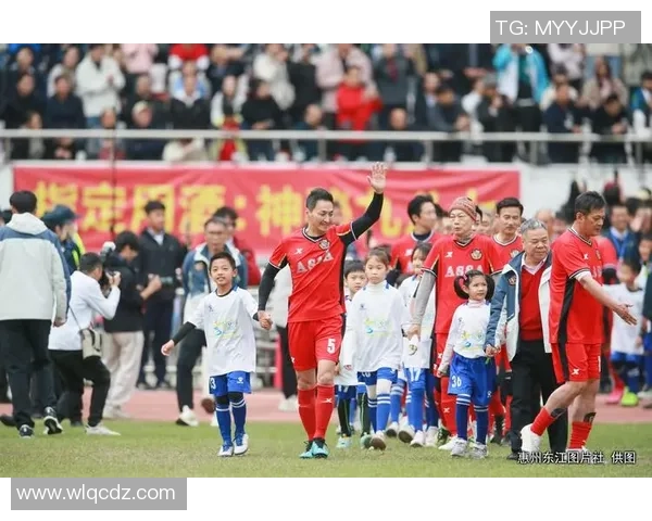 足球明星因提前犯规被罚下场引发热议球迷反应不一 足球明星因提前犯规被罚下场引发热议球迷反应不一