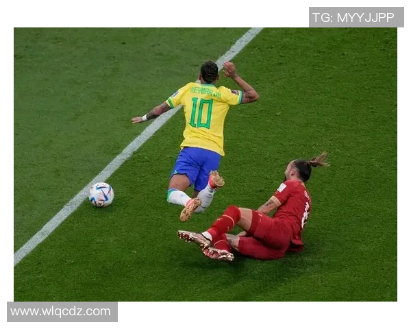 哪个足球明星在比赛中撩头发引发球迷热议和关注的瞬间